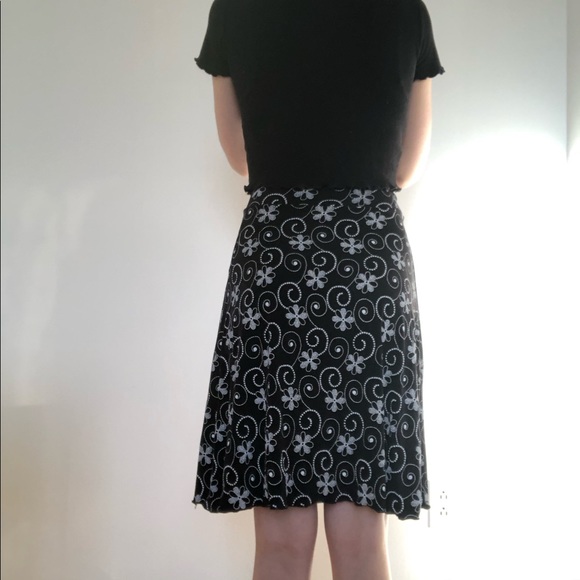 Knee length skirt with flower pattern - Picture 6 of 9